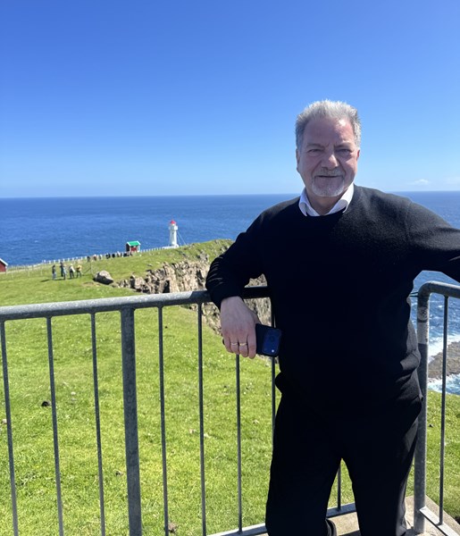 Johan Dahl, løgtingsformaður við vitan í Akrabyrgi