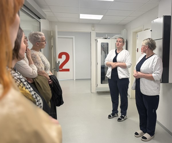 Hanna Brandal og Bára Klakstein greiða frá virksemi í rannsóknarstovuni