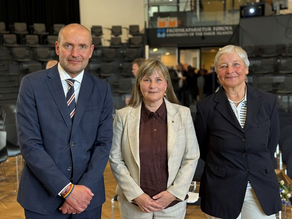 Guðni Thorlacius Jóhannesson, heiðursdoktari á Fróðskaparsetri Føroya, Bjørt Samuelsen, løgtingsforkvinna og Ulrike Steuerwald, heiðursdoktari á Fróðskaparsetri Føroya