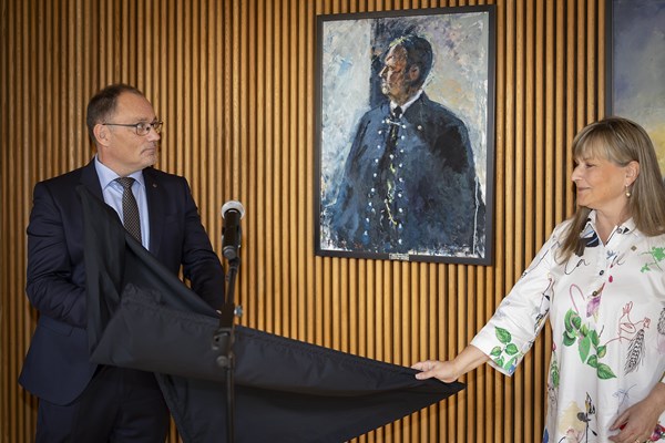 Johnhard Klettheyggj, stjóri og Bjørt Samuelsen, løgtingsforkvinna avdúka málningin av Pálli av Reynatúgvu.