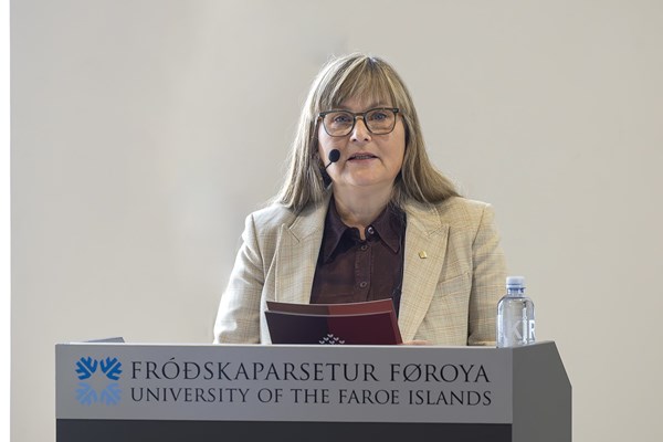 Bjørt Samuelsen, løgtingsforkvinna, heldur røðu til 60 ára føðingardagshaldið hjá Fróðskaparsetri Føroya