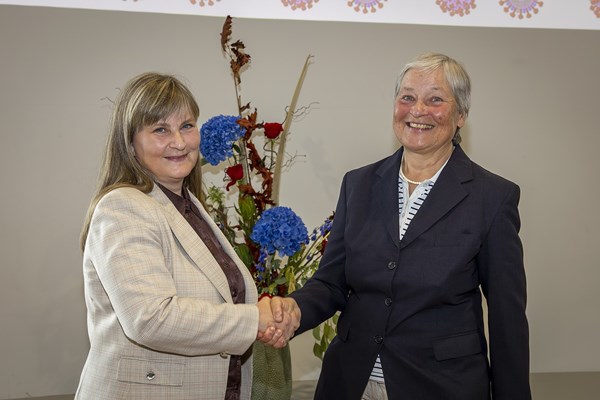 Bjørt Samuelsen, løgtingsforkvinna og Ulrike Steuerwald heiðursdoktara hjá Fróðskaparsetri Føroya