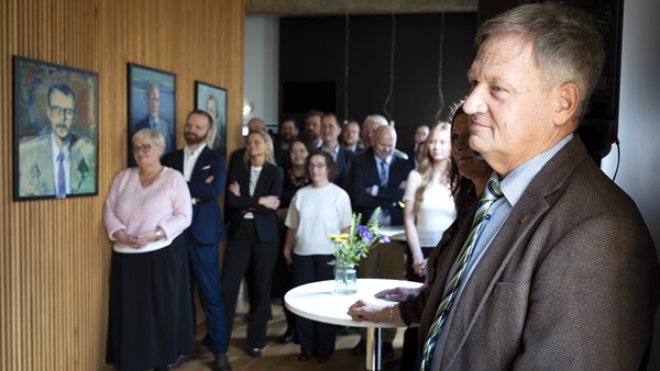 Páll á Reynatúgvu, landsstýris- og løgtingsfólk aftanfyri.