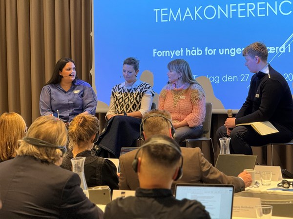 Pallborðsfundur. Monika Hjelm, Halla Nolsøe Poulsen, Bjørt Samuelsen og Jóhannis Erlendsson orðstýrari.