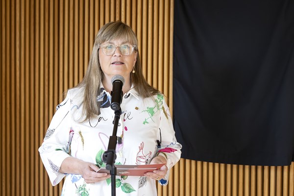 Løgtingsforkvinnan, Bjørt Samuelsen helt eina røðu.