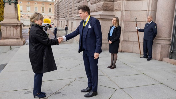 Andreas Norlén, talsman fyri Ríkisdagin, tekur ímóti løgtingsforkvinnuni, Bjørt Samuelsen